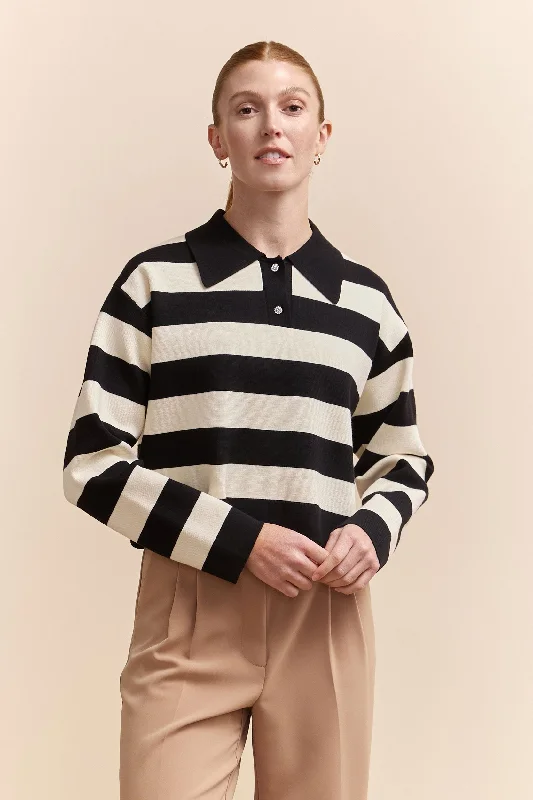 Sweater with pointy collar Toggled Drawstring Belted